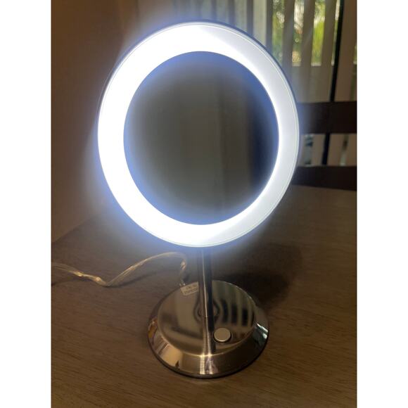 Magnifying Makeup Mirror with Light - Picture 1 of 3